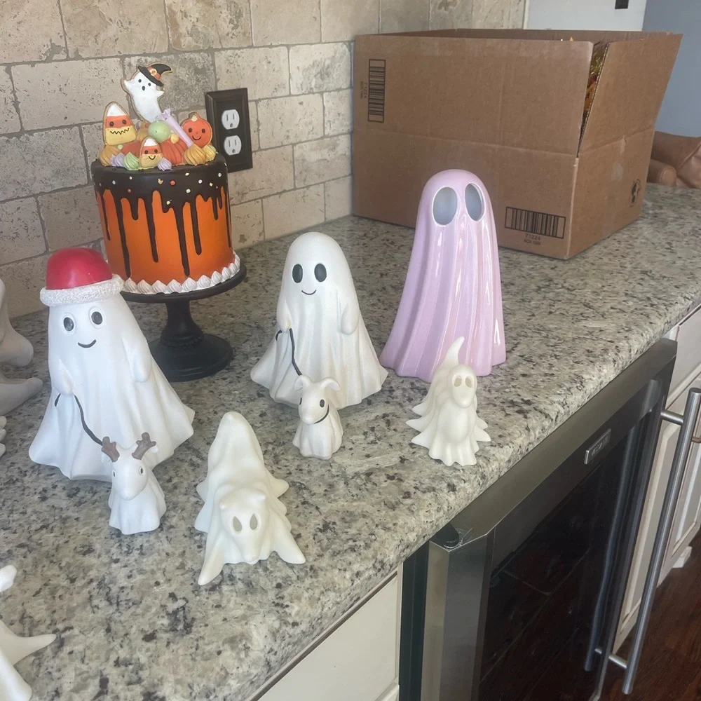 Cute Ghost Figurines with Hats - Picture 3 of 4